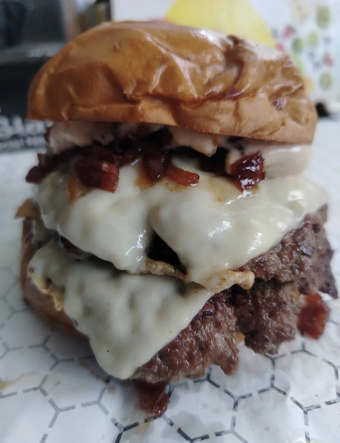Hamburguesa de Shh con carne, queso fundido y tocino
